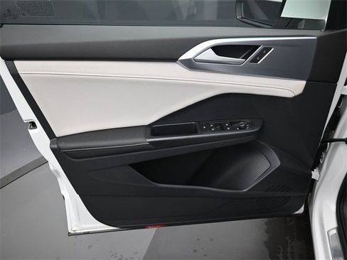 Certified 2025 Volkswagen Taos SE w/ Panoramic Sunroof Package image 11