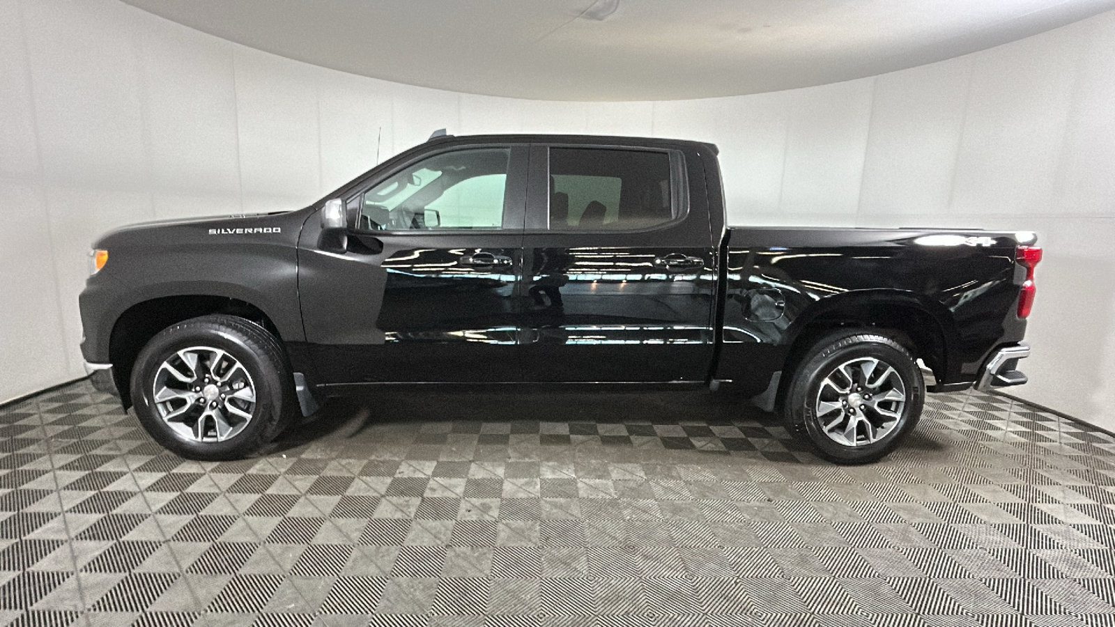 Used 2024 Chevrolet Silverado 1500 LT AWD/4WD image 6