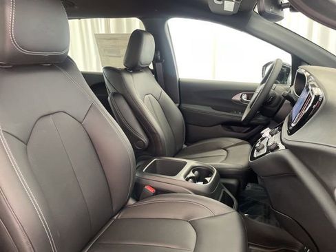 New 2026 Chrysler Pacifica Select image 30