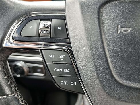 Used 2019 Lincoln Navigator Select image 21