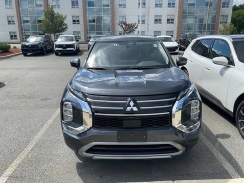 Used 2025 Mitsubishi Outlander SE AWD/4WD image 2