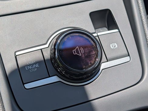 Certified 2025 Volkswagen Tiguan SE AWD/4WD image 27