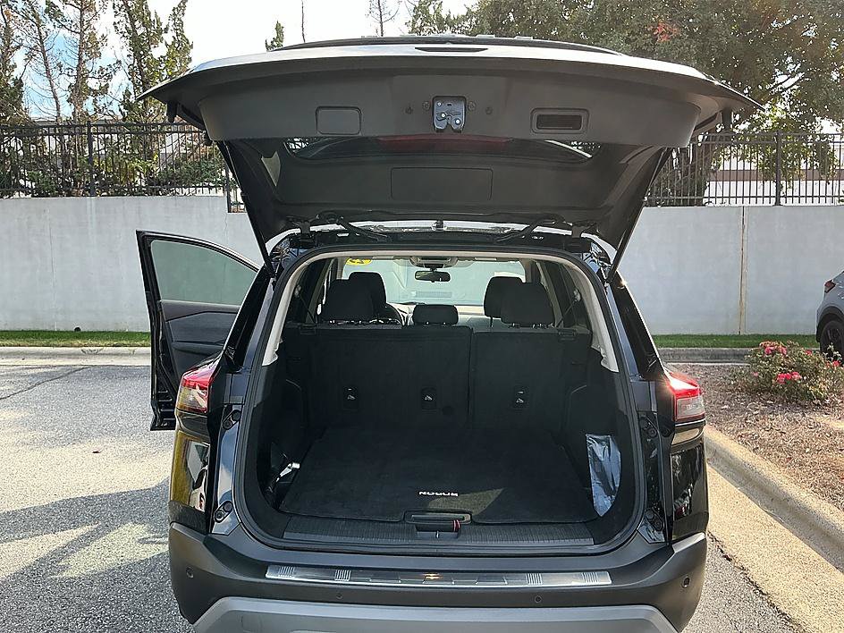 Certified 2023 Nissan Rogue SV FWD image 25