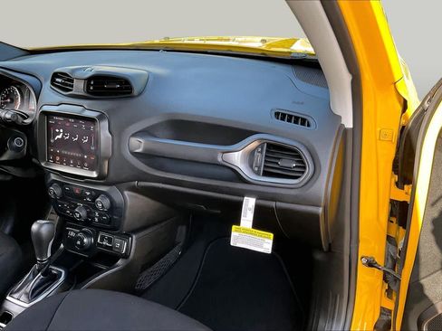 Used 2023 Jeep Renegade Latitude AWD/4WD image 18