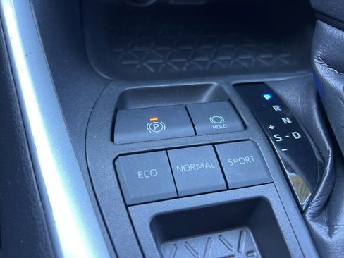 Used 2021 Toyota RAV4 LE image 29