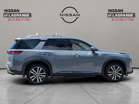 Used 2023 Nissan Pathfinder Platinum w/ Cargo Package AWD/4WD image 4