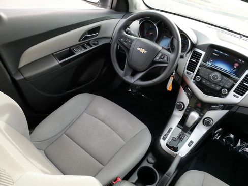 Used 2015 Chevrolet Cruze LT image 9