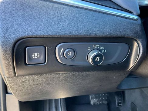 Used 2019 Buick Enclave Essence image 13