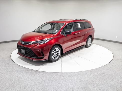 Used 2022 Toyota Sienna XSE AWD/4WD image 35
