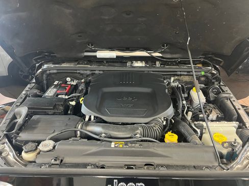 Used 2018 Jeep Wrangler Unlimited Sahara w/ Connectivity Group image 29