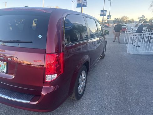 Used 2019 Dodge Grand Caravan SE w/ UConnect Hands-Free Group image 5