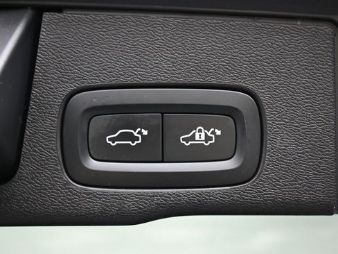 Used 2022 Volvo XC60 B5 Momentum w/ Climate Package image 17