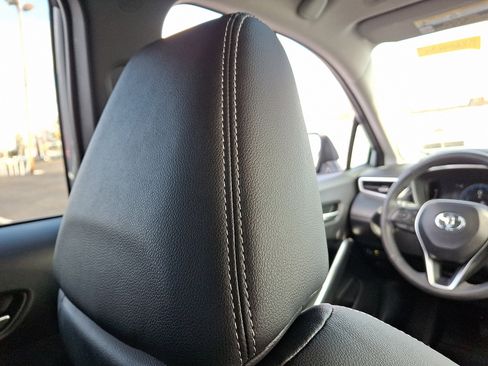 Used 2023 Toyota Corolla Cross XLE image 9