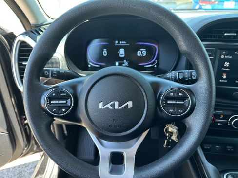Used 2025 Kia Soul LX w/ LX Technology Package FWD image 25