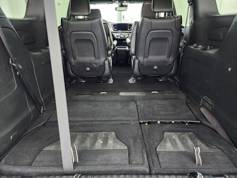 Used 2024 Chrysler Pacifica Limited image 31