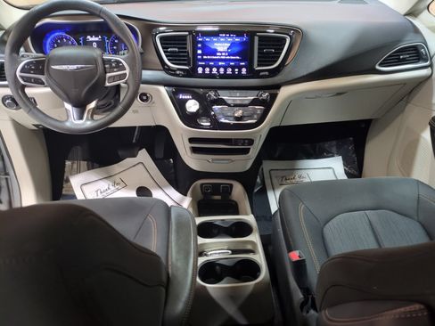 Used 2017 Chrysler Pacifica Touring FWD image 16
