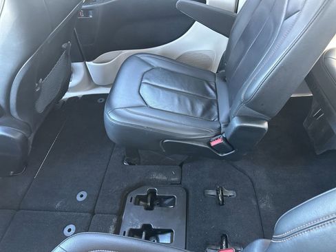 Used 2018 Chrysler Pacifica Touring-L image 30