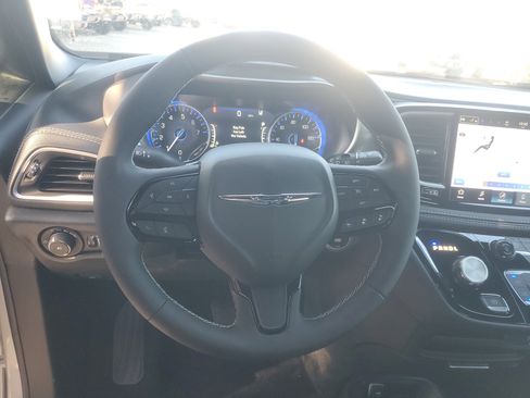 New 2026 Chrysler Pacifica Select image 10