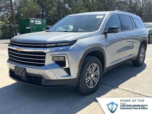 Used 2024 Chevrolet Traverse LT image 1