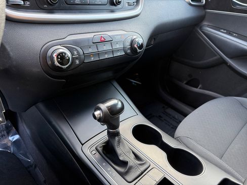 Used 2016 Kia Sorento LX image 13