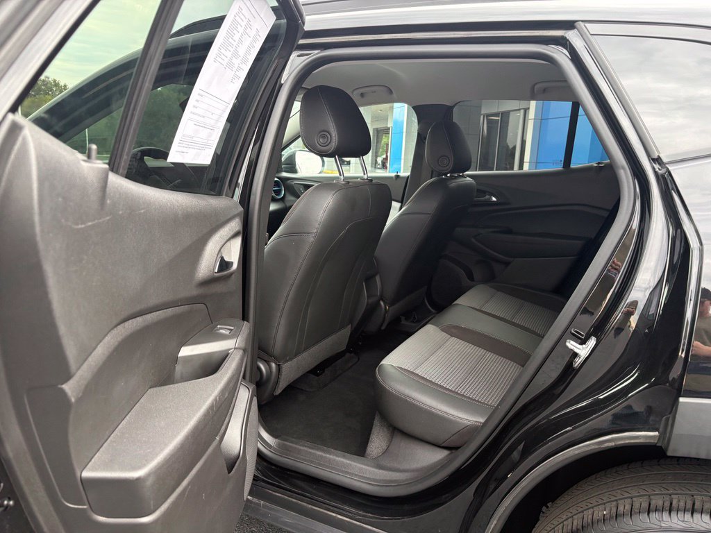 Used 2025 Chevrolet Trax LT FWD image 11