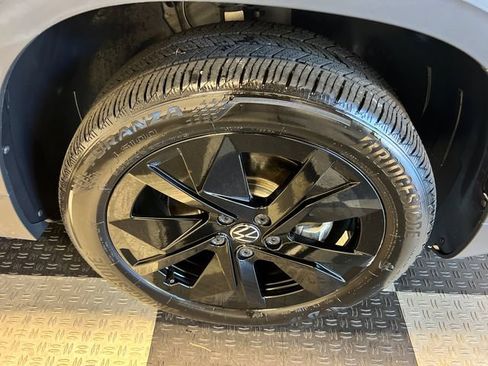 Certified 2025 Volkswagen Taos SE FWD image 9