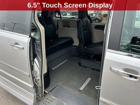 Used 2011 Chrysler Town & Country Limited image 12