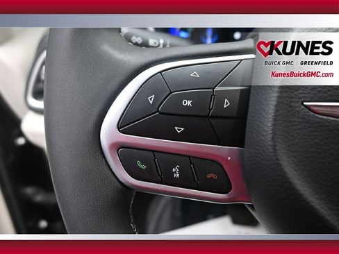 Used 2024 Chrysler Pacifica Select FWD image 32