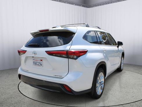 Used 2023 Toyota Highlander Limited FWD image 7
