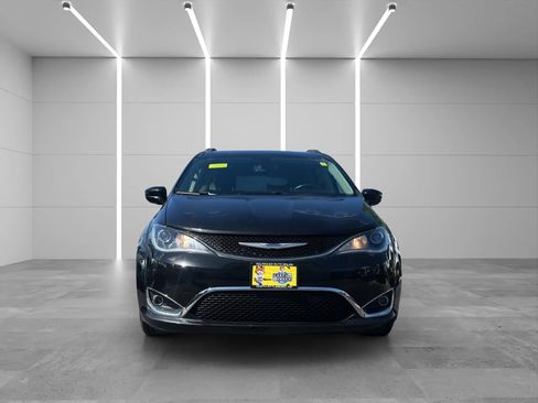 Used 2020 Chrysler Pacifica Touring-L FWD image 2