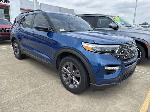 Used 2023 Ford Explorer XLT w/ Equipment Group 202A AWD/4WD image 13