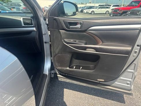 Used 2016 Toyota Highlander XLE AWD/4WD image 19