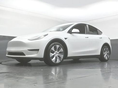 Used 2023 Tesla Model Y Long Range AWD/4WD image 43