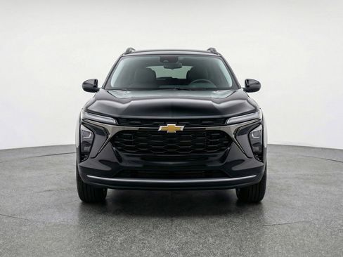 Used 2025 Chevrolet Trax LT FWD image 2