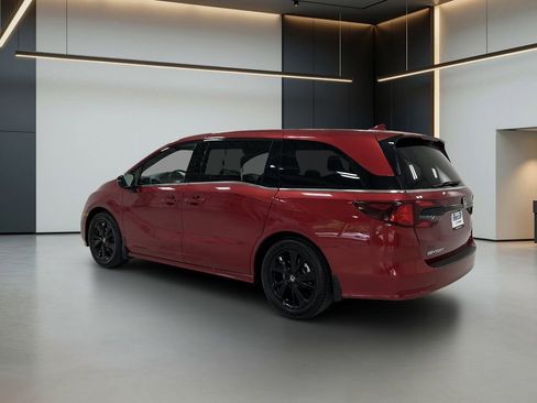 Used 2024 Honda Odyssey Sport image 3