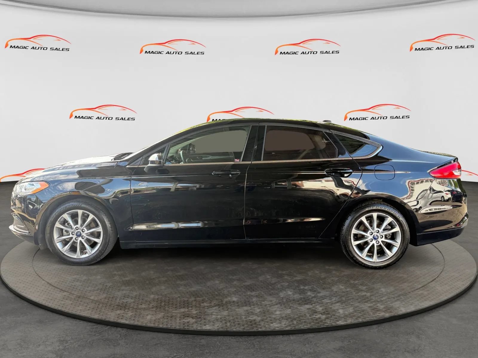 Used 2017 Ford Fusion SE w/ Fusion SE Technology Package FWD image 7