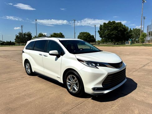 Used 2021 Toyota Sienna Limited image 37