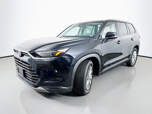 Used 2024 Toyota Grand Highlander AWD image 3