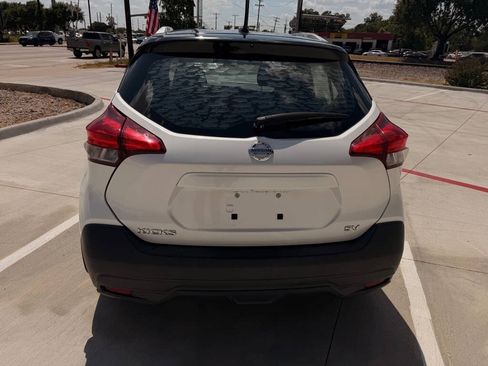 Used 2019 Nissan Kicks SV FWD image 4
