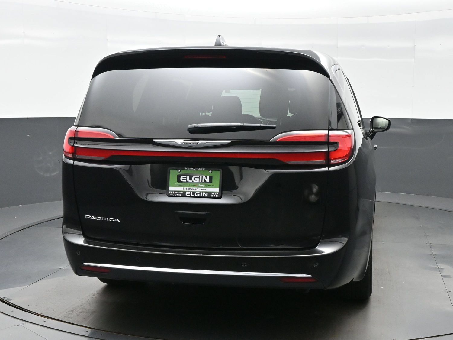 Used 2024 Chrysler Pacifica Touring FWD image 7
