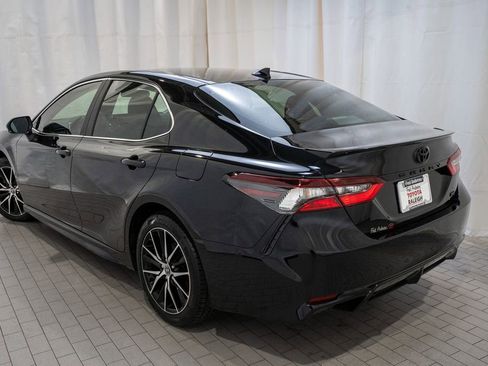 Used 2023 Toyota Camry SE image 4