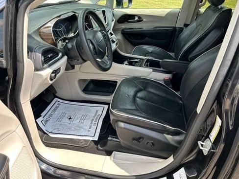 Used 2023 Chrysler Pacifica Limited FWD image 11