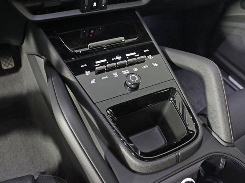 Certified 2025 Porsche Cayenne AWD/4WD image 30