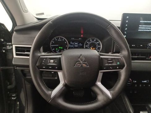 Used 2025 Mitsubishi Outlander SE FWD image 18