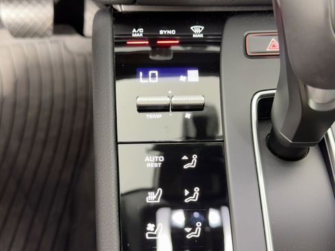 Certified 2025 Porsche Macan image 18