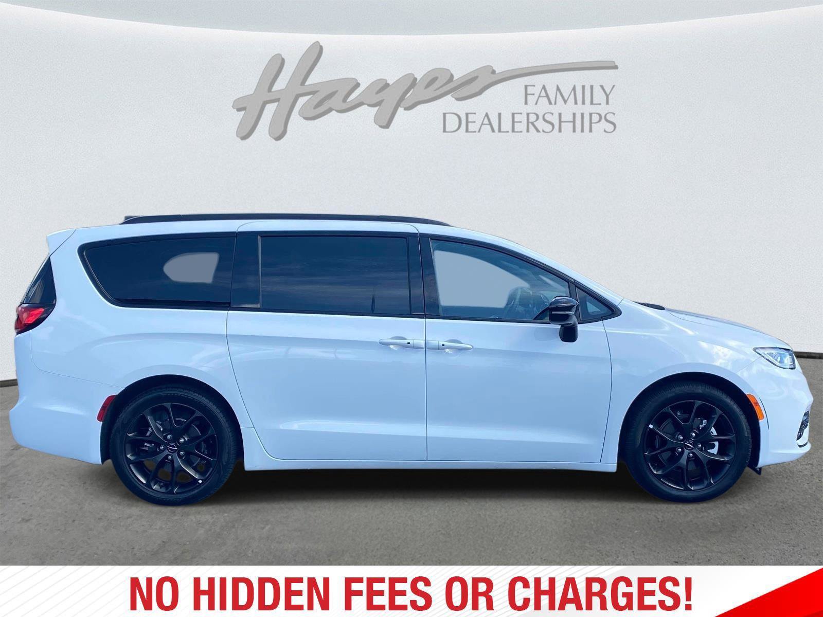 Used 2025 Chrysler Pacifica Limited FWD image 2