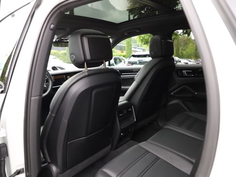 Used 2023 Porsche Cayenne AWD/4WD image 16