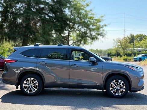 Used 2020 Toyota Highlander XLE AWD/4WD image 6