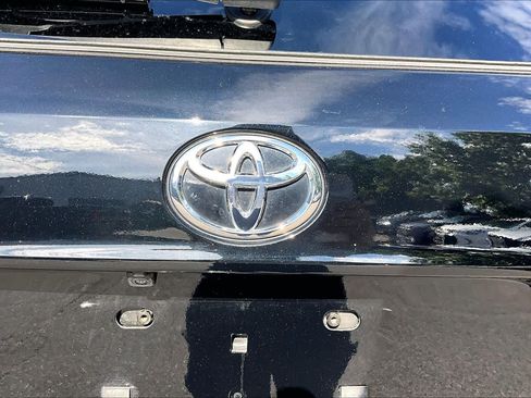 Used 2023 Toyota Highlander XLE AWD/4WD image 10