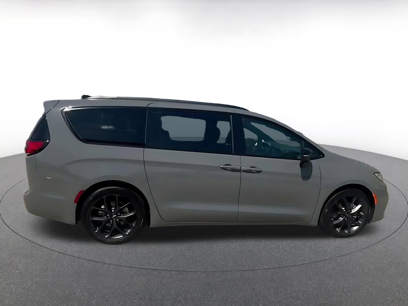 Used 2025 Chrysler Pacifica Limited FWD image 15